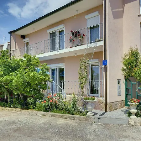 Quaint With Garden In Apartment Medulin