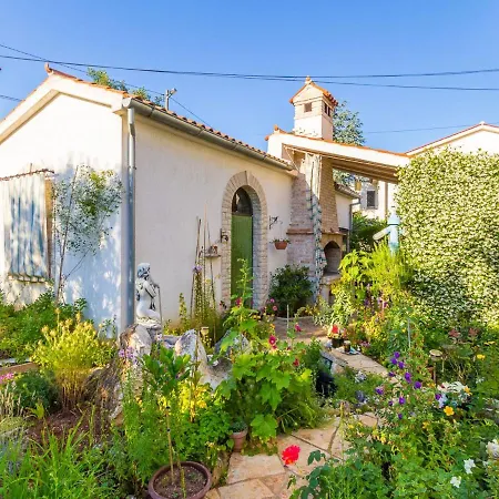 Quaint With Garden In Apartment *