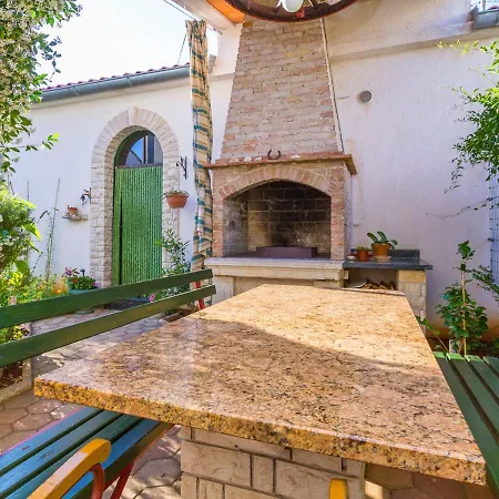 Apartment Quaint With Garden In Medulin