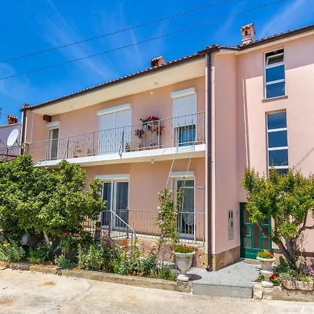 Apartment Quaint With Garden In