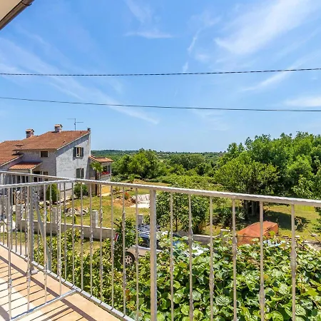 Quaint With Garden In Medulin