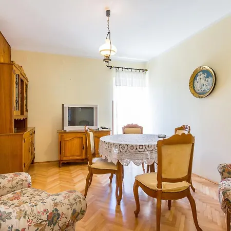 Apartment Quaint With Garden In Medulin