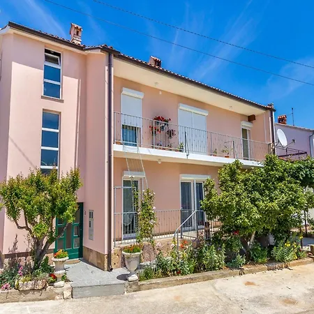Quaint With Garden In
