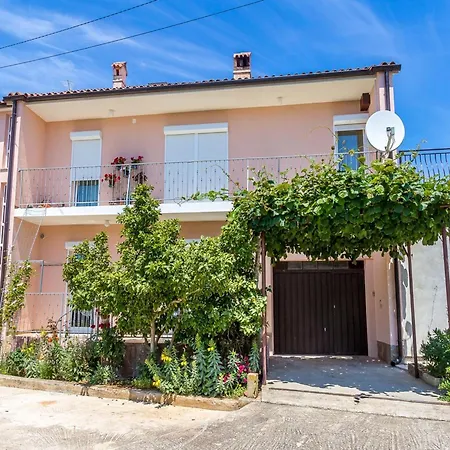 Apartment Quaint With Garden In *