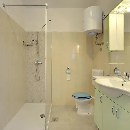 Quaint With Garden In Apartment *