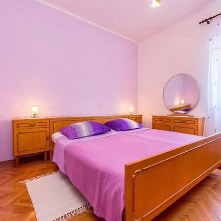 Quaint With Garden In Apartment