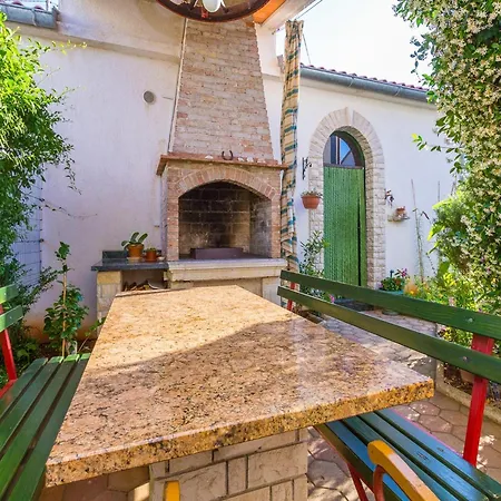 Apartment Quaint With Garden In