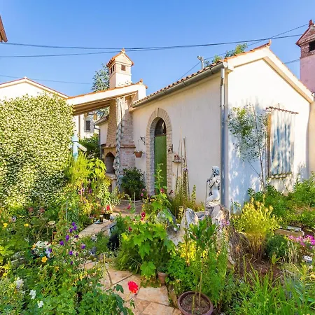 Apartment Quaint With Garden In *