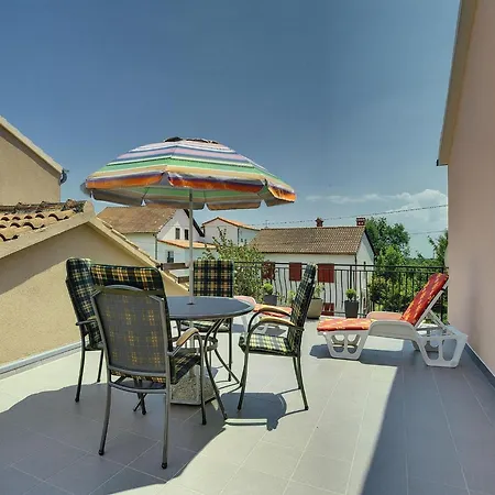 Quaint With Garden In Apartment Medulin
