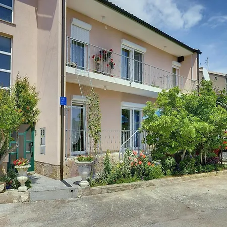 Quaint With Garden In * Medulin