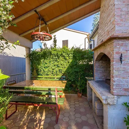 Apartment Quaint With Garden In
